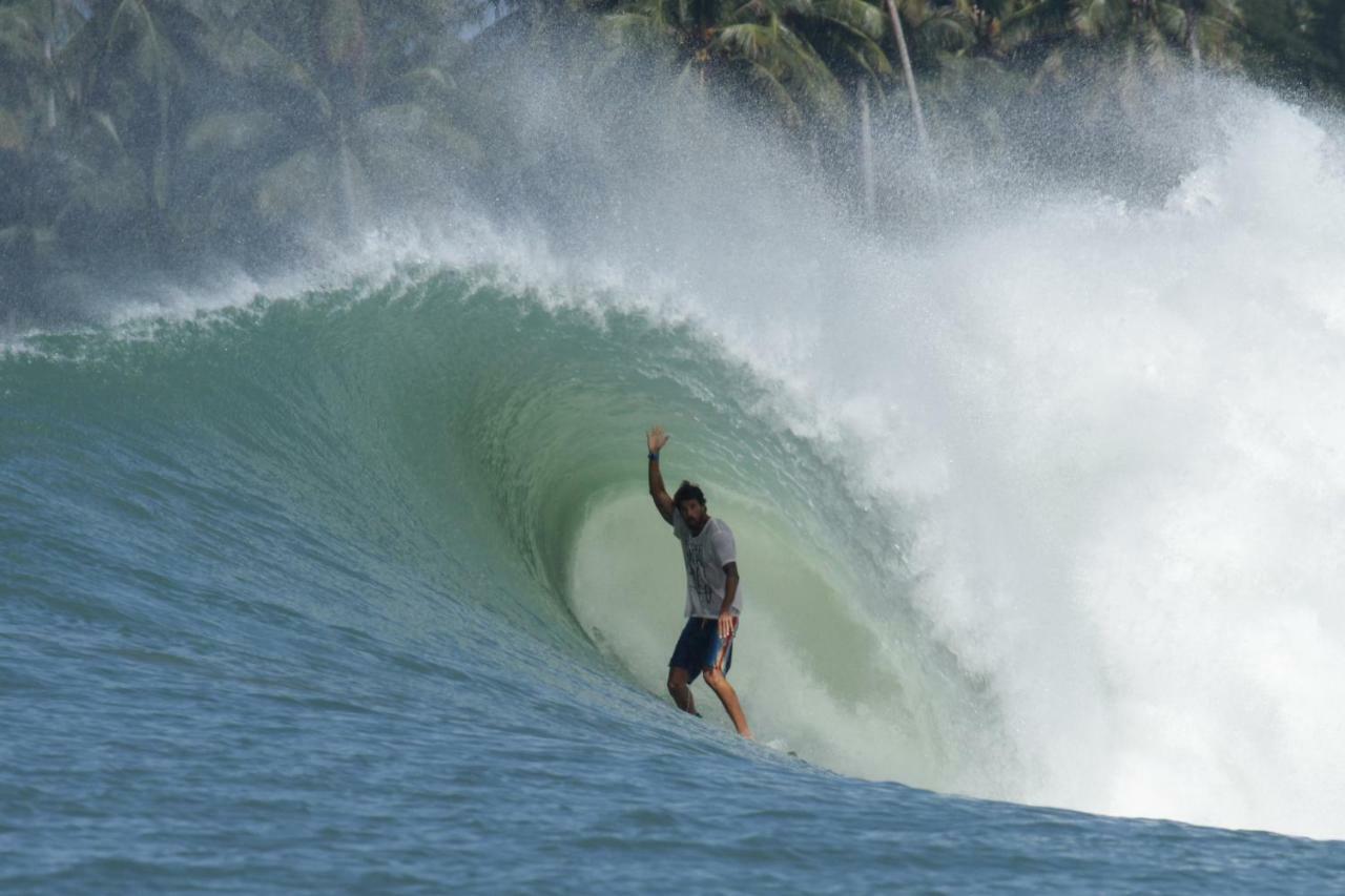 Oseda Nias Surf House Hotel Hilibotodane Buitenkant foto